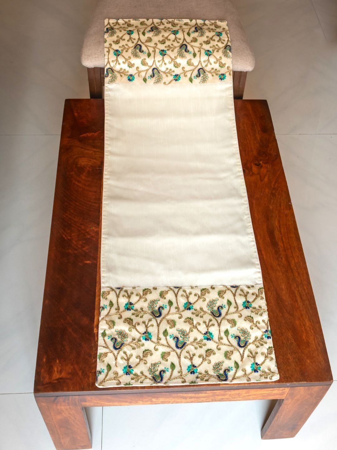 PILOVILO White & Green Embroidered Peacock Garden TableRunner
