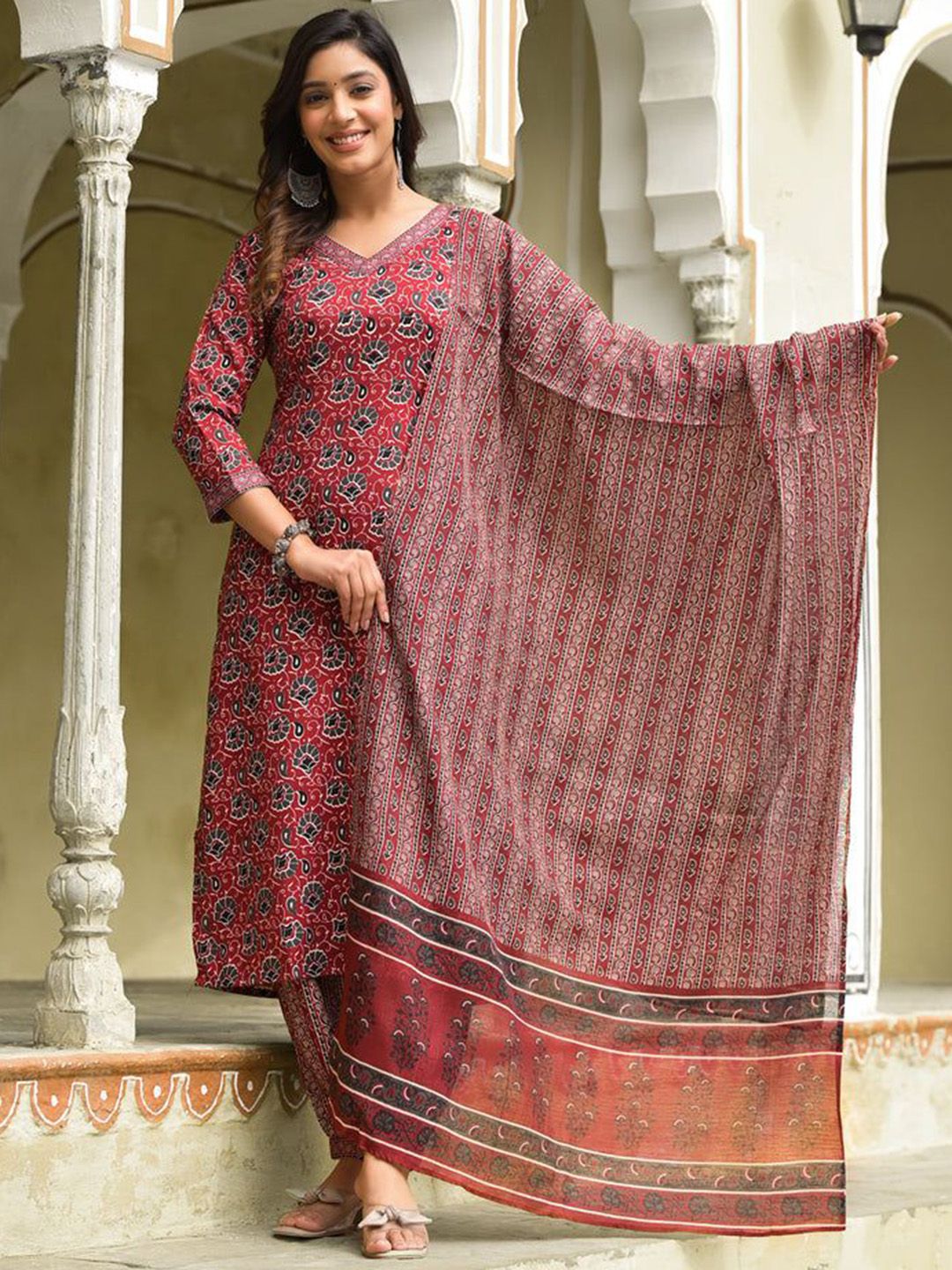 THE FAB FACTORY Floral Printed V-Neck Straight Kurta With Salwar & Dupatta