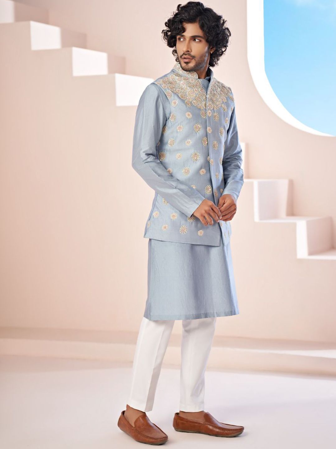 HILO DESIGN Men Floral Embroidered Beads and Stones Kurta with Trousers-picture-24