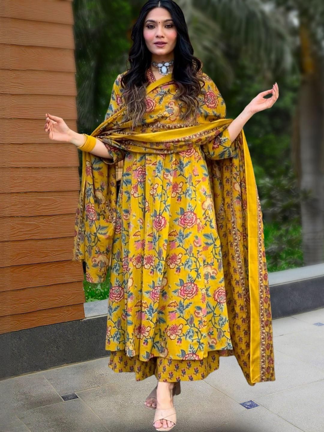 Moda Rapido Women Floral Printed Regular Kurta with Trousers & With Dupatta