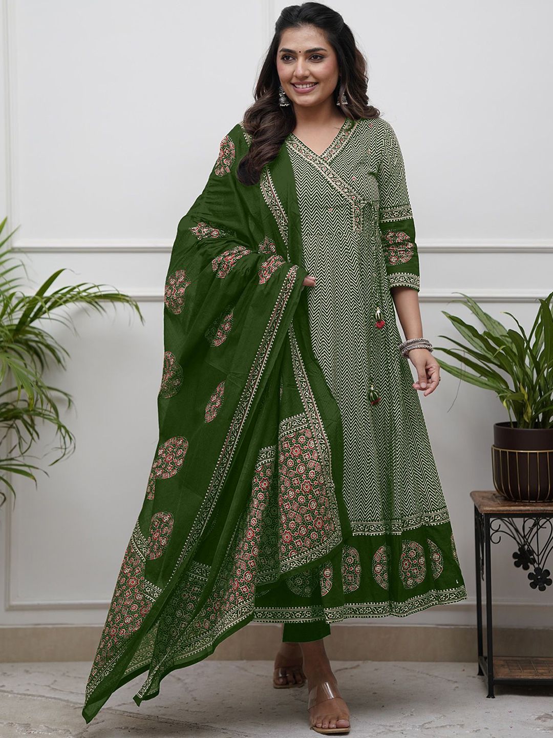 KAUTIK FABRICS Women Chevron Printed Kurta with Trousers & Dupatta