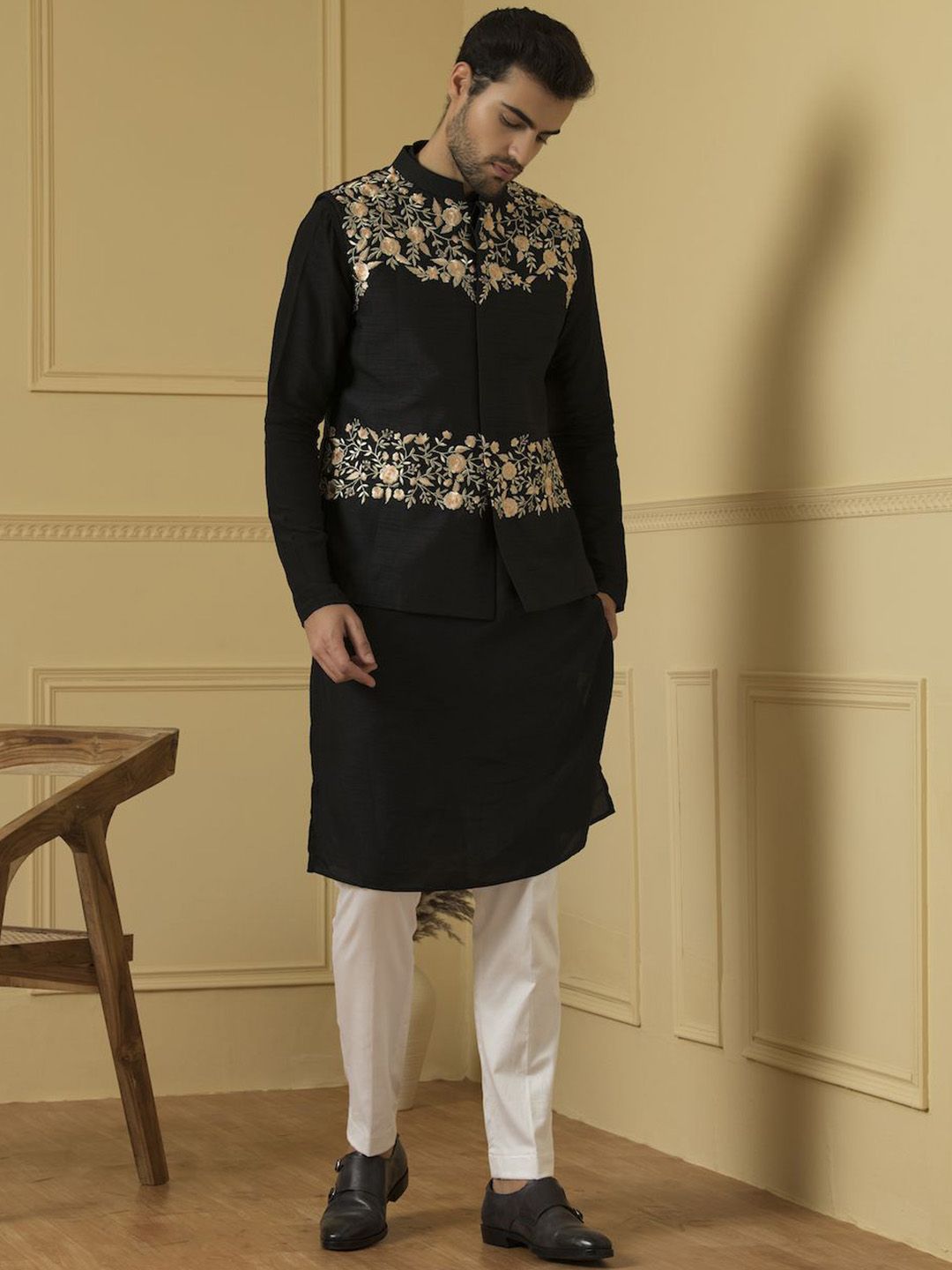 HILO DESIGN Men Embroidered Regular Kurta & Trousers With Zari Floral Work Nehru Jacket-picture-27