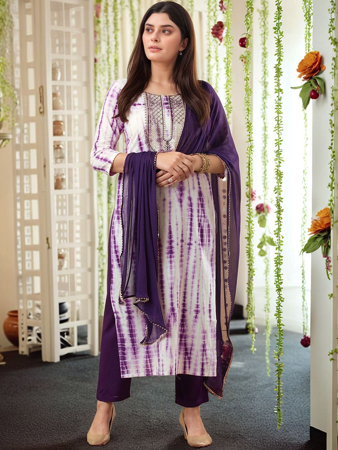 Aaghnya Women Ethnic Motifs Printed Regular Straight Kurta & Trousers With Dupatta