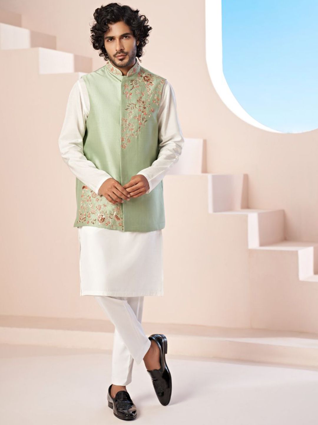HILO DESIGN Men Embroidered Regular Kurta with Trousers-picture-15