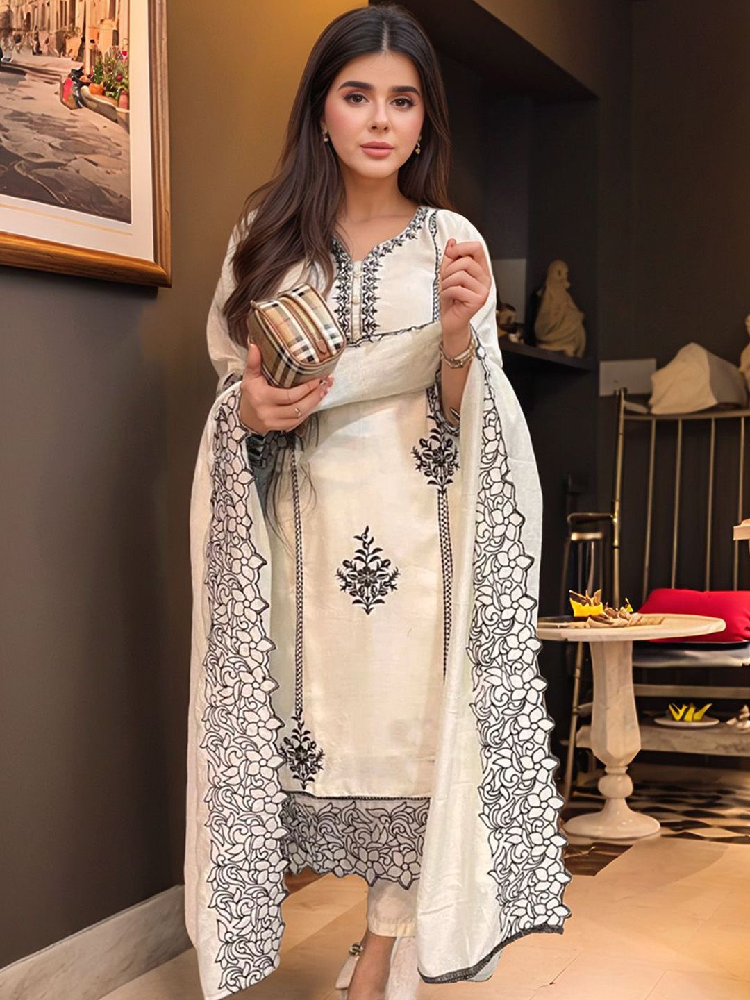 Aaghnya Women Floral Embroidered Thread Work Anarkali Kurta Set With Dupatta