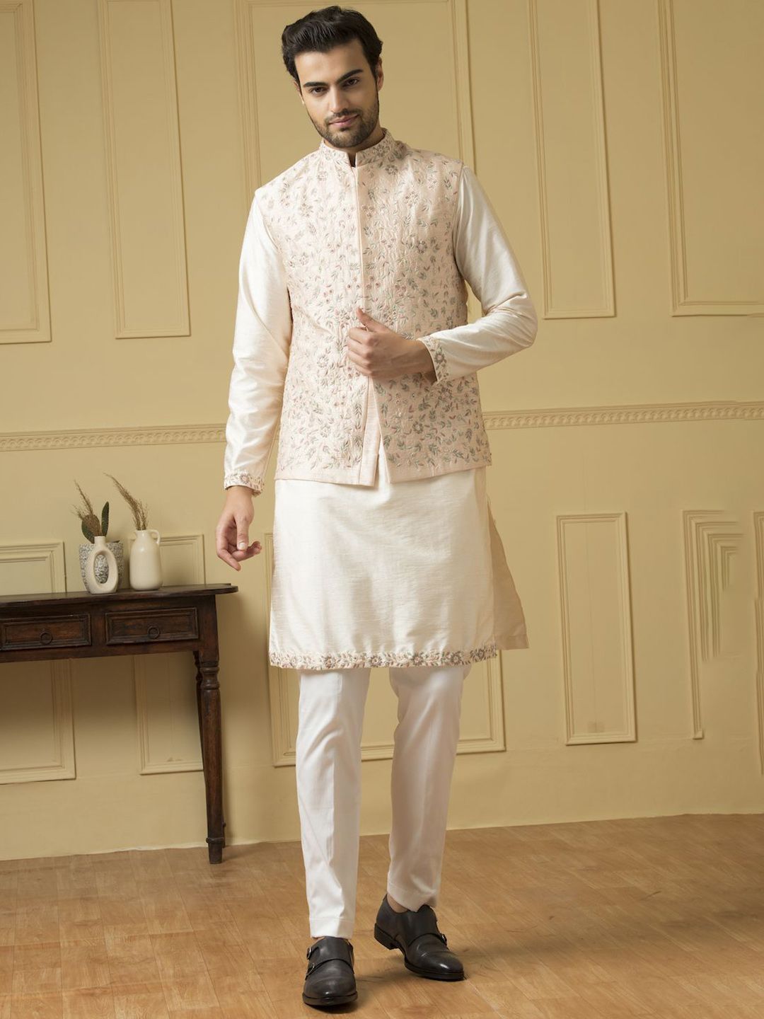 HILO DESIGN Men Floral Embroidered Regular Kurta with Trousers-picture-25