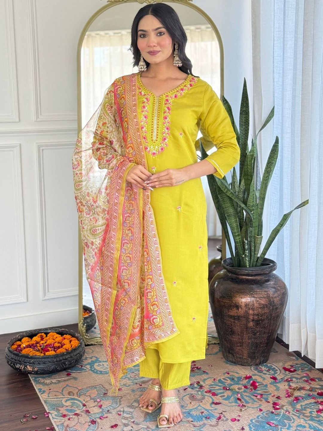 CANBIA Women Floral Embroidered Kurta with Trousers & Dupatta