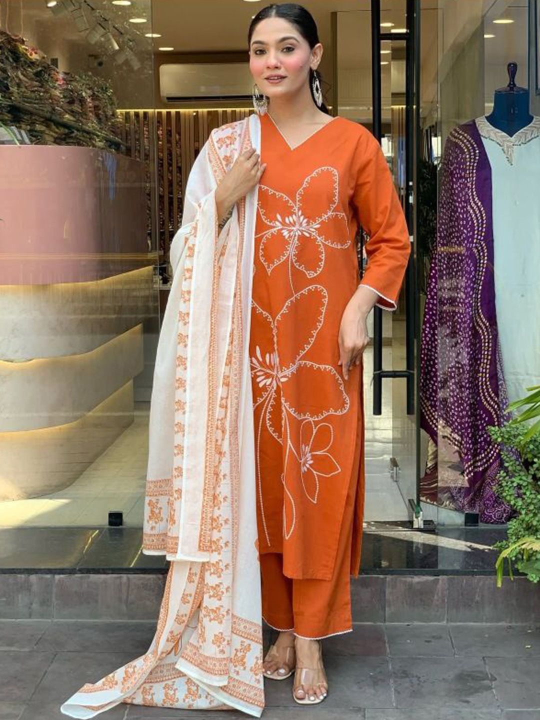 HETVI CREATION Floral Embroidered Thread Work Straight Kurta With Trousers & Dupatta