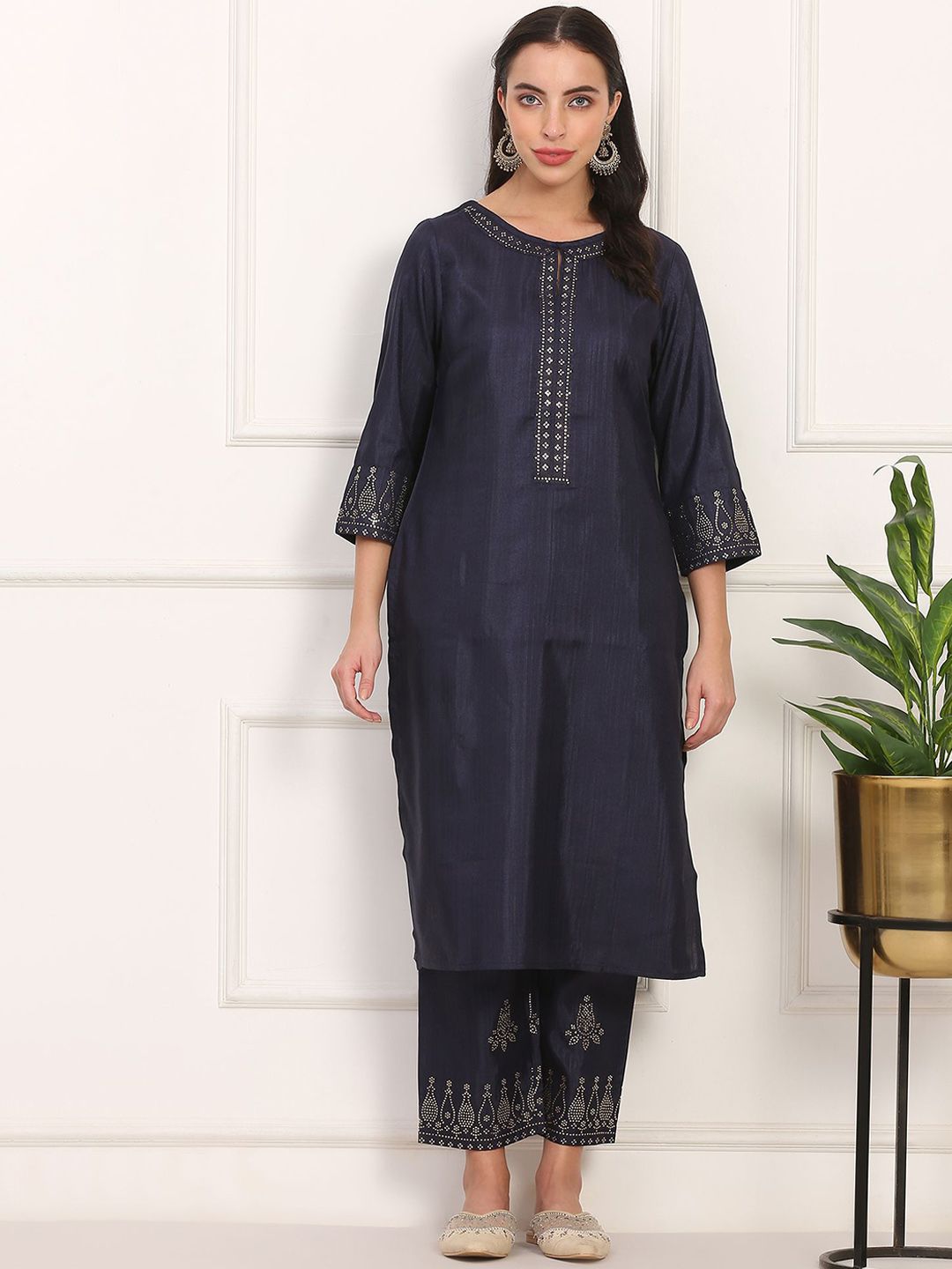 W Women Geometric Embroidered Keyhole Neck Mukaish Straight Kurta With Trousers