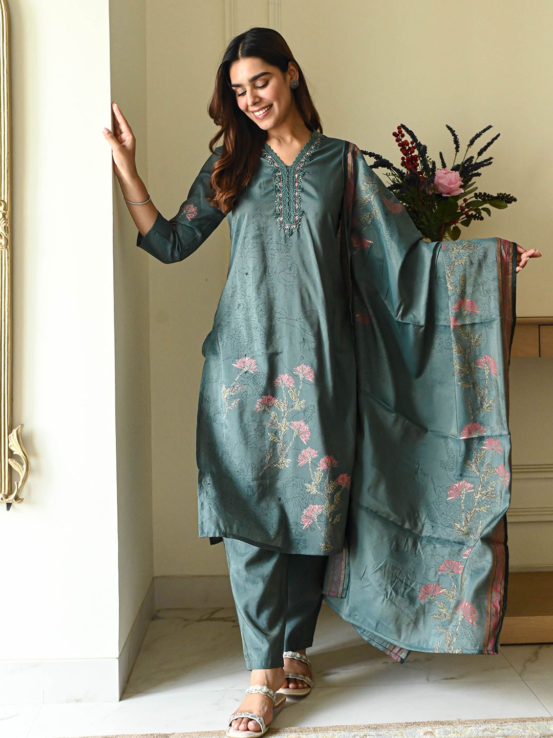 Bunaai Women Floral Printed Kurta with Trousers & Dupatta