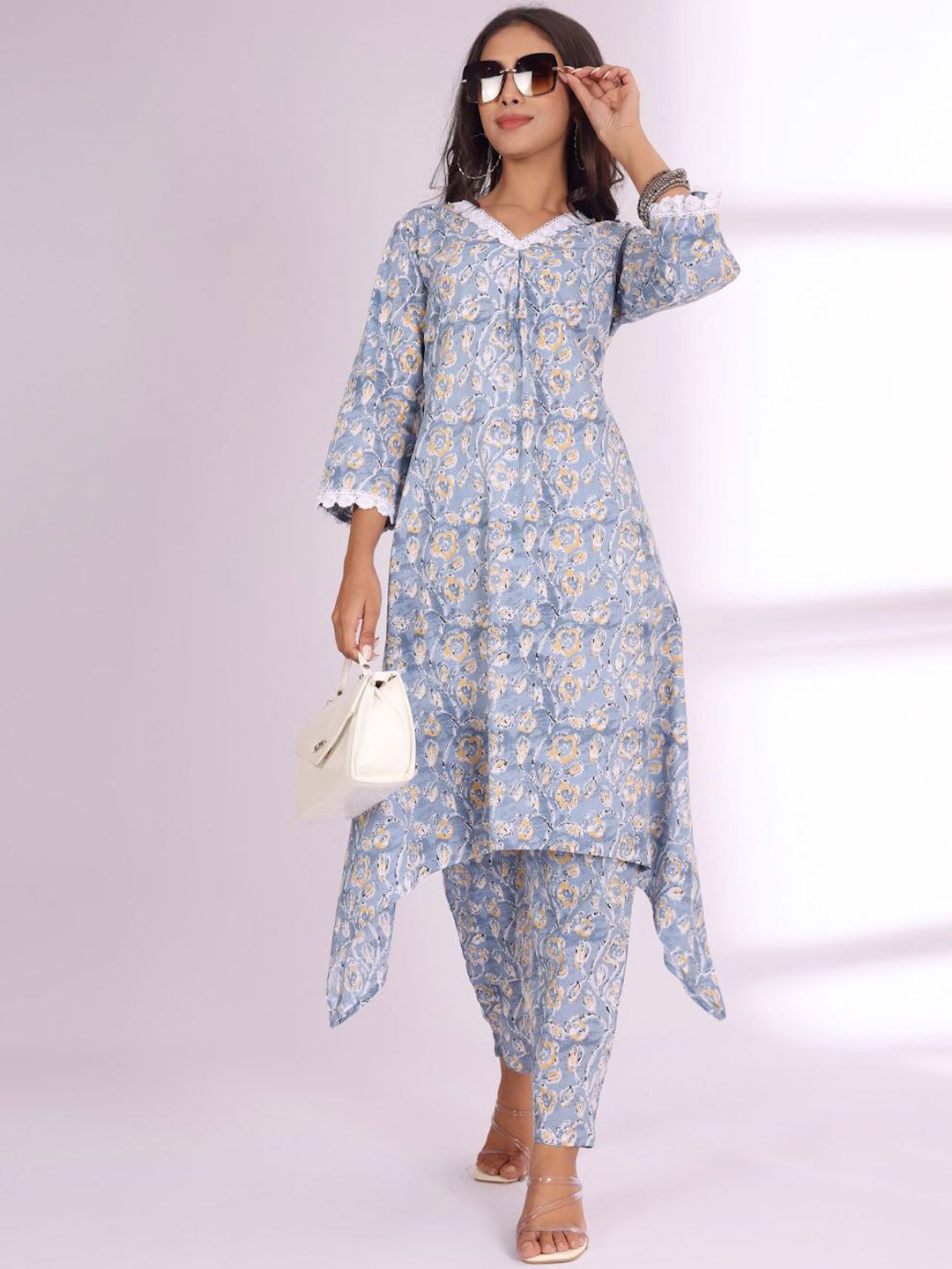Varanga Women Floral Printed Kurta with Trousers