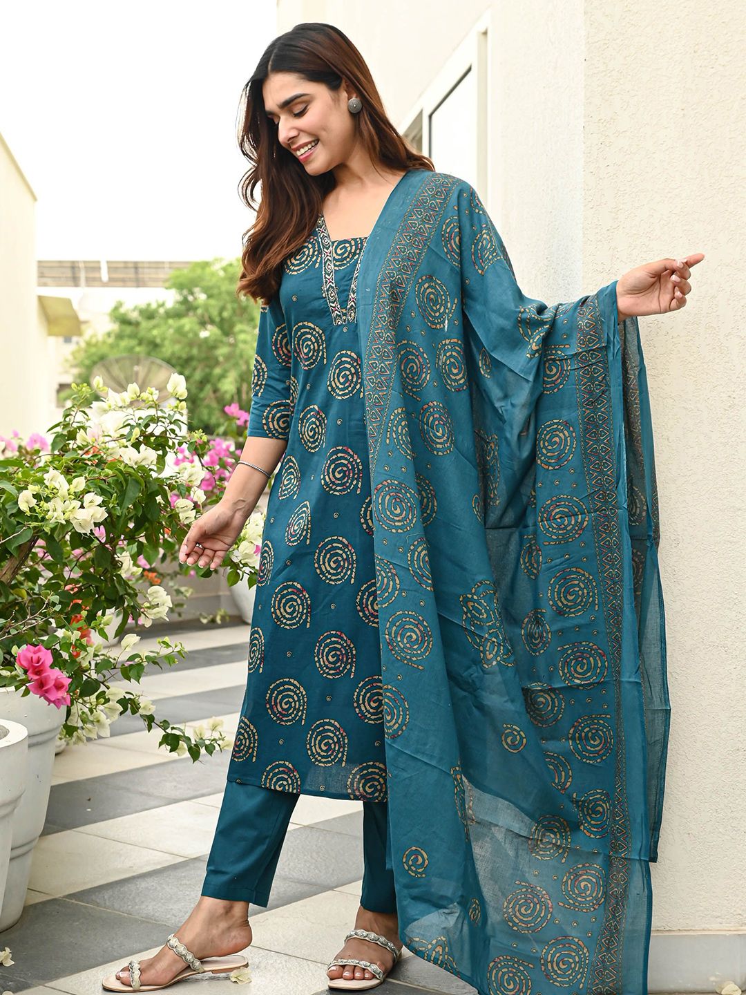 Bunaai Ritika Geometric Printed Square Neck Straight Kurta With Trousers & Dupatta