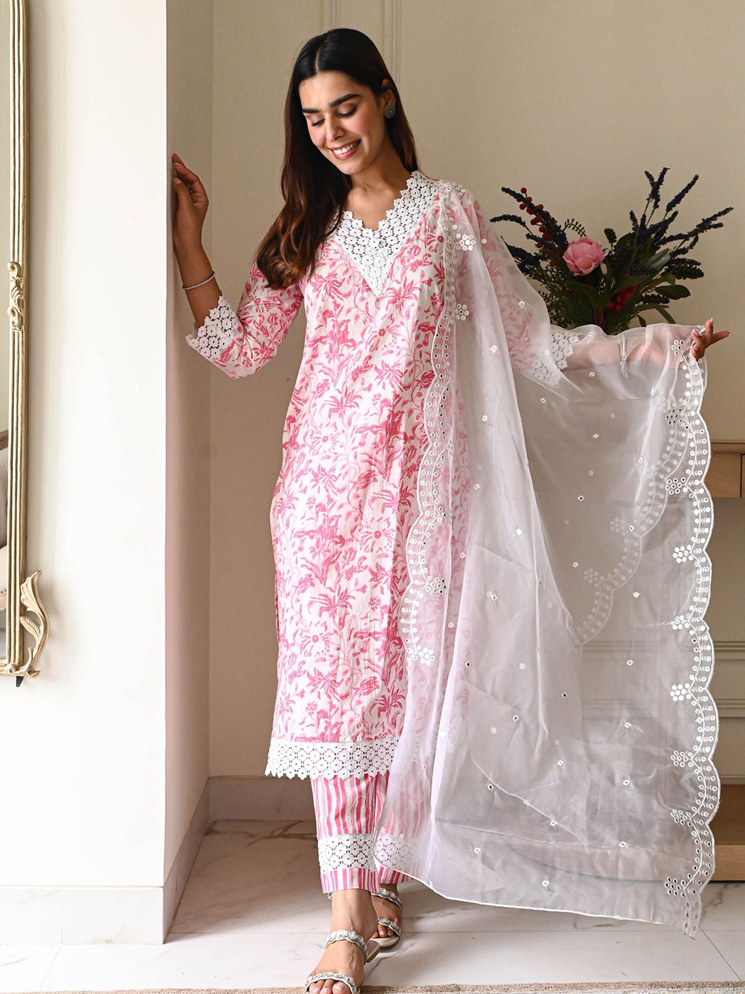 Bunaai Women Floral Printed Regular Kurta with Trousers & With Dupatta