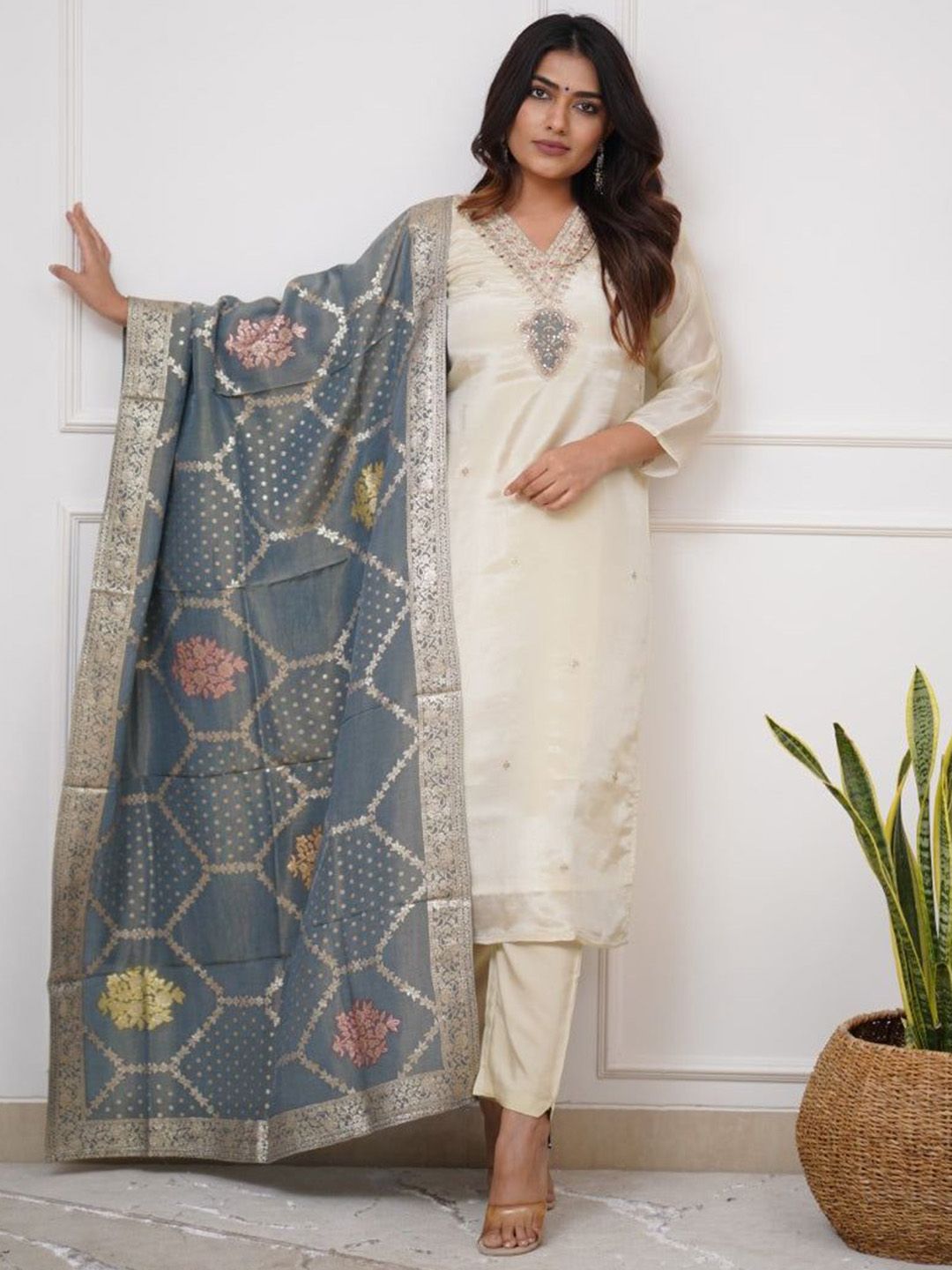 Siya Fashion Women Floral Embroidered Kurta with Trousers & Dupatta