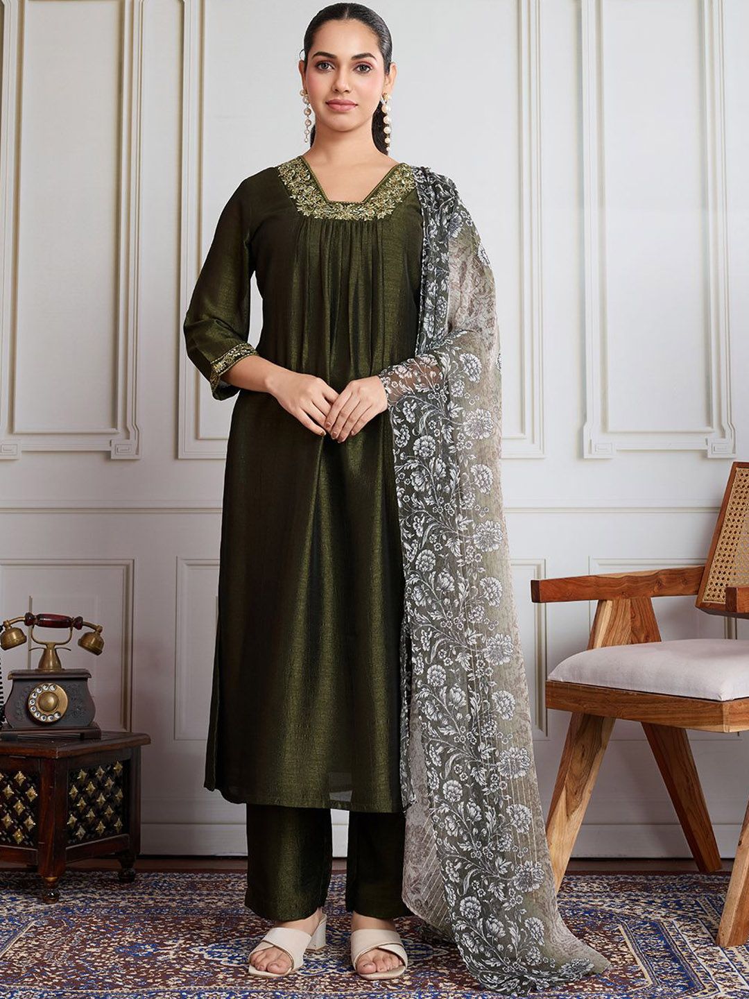 House of Pataudi Women Floral Yoke Design Kurta with Trousers & Dupatta