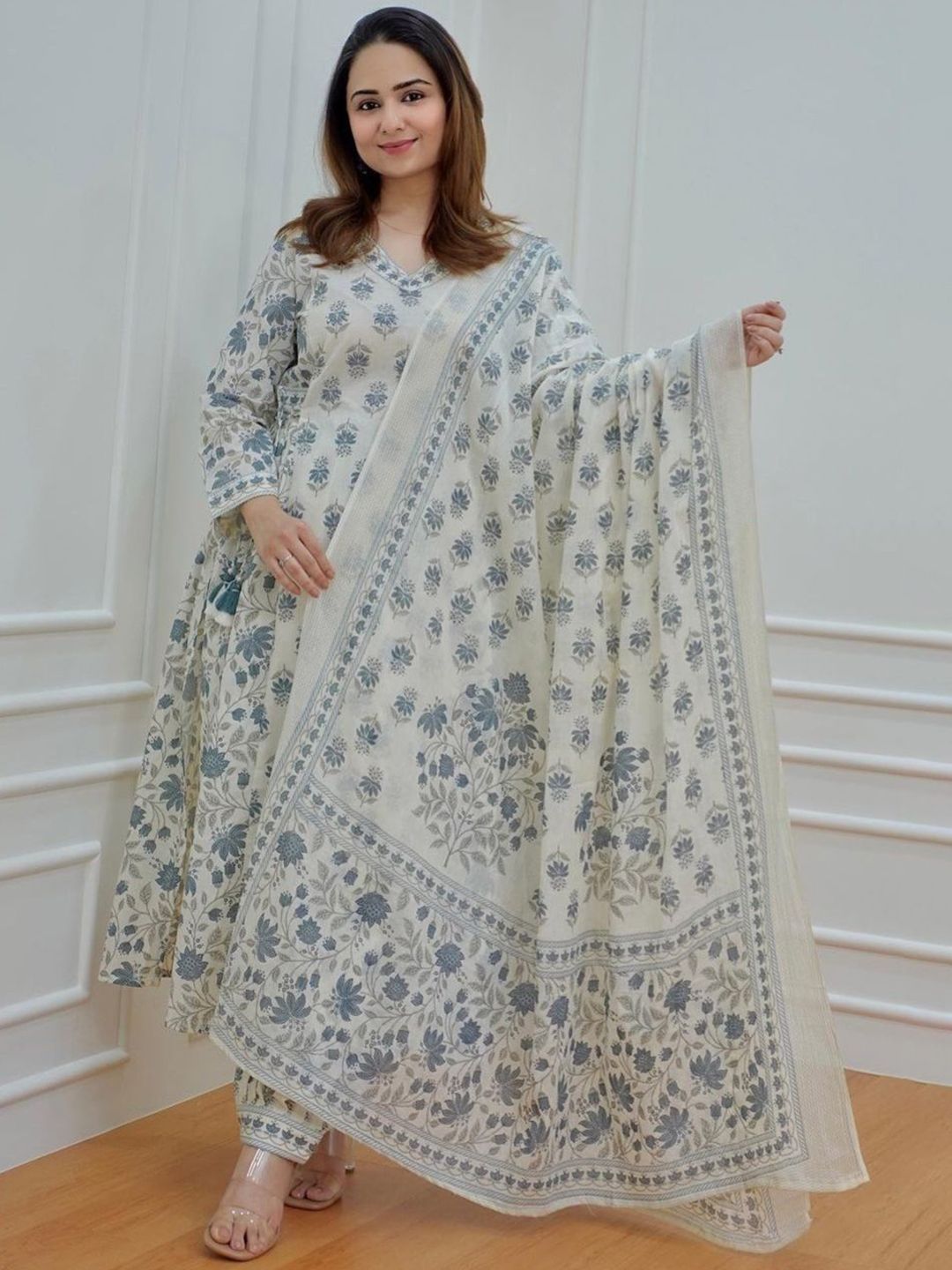 DIVASTRI Women Floral Printed Cotton Kurta with Patiala & Dupatta