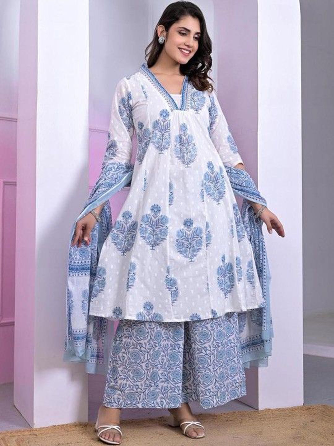DIVASTRI Women Floral Printed Cotton Kurta with Palazzo & Dupatta