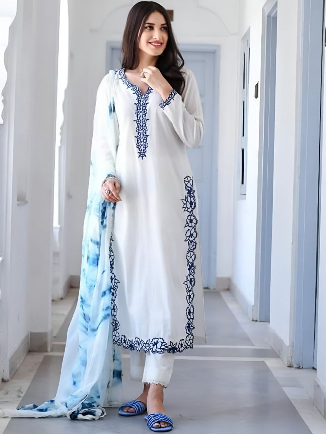 CHANDALIYO Floral Yoke Design Thread Work Straight Kurta With Trousers & Dupatta