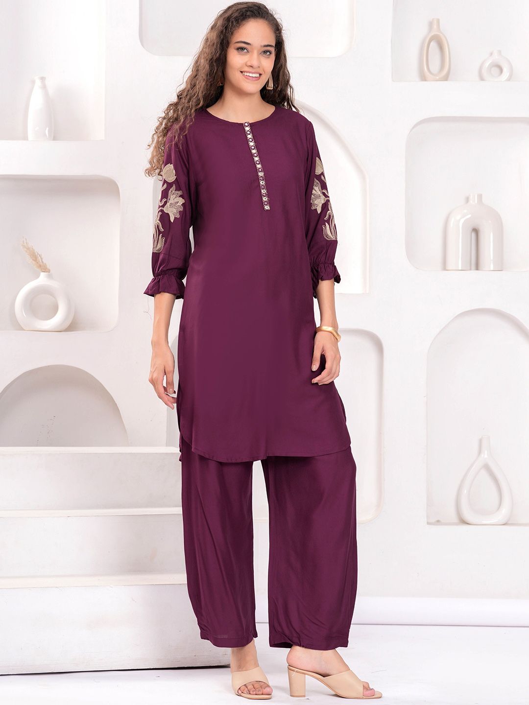 OH MI DIOS Women Floral Embroidered Regular Thread Work Kurta with Trousers