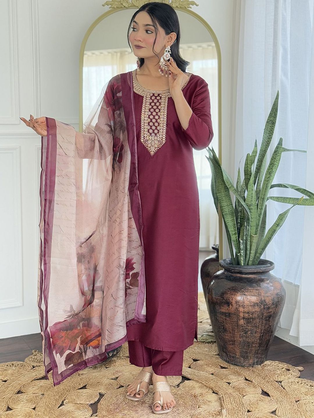 BESUCHER Women Ethnic Motifs Yoke Design Regular Kurta & Trousers With Floral Dupatta