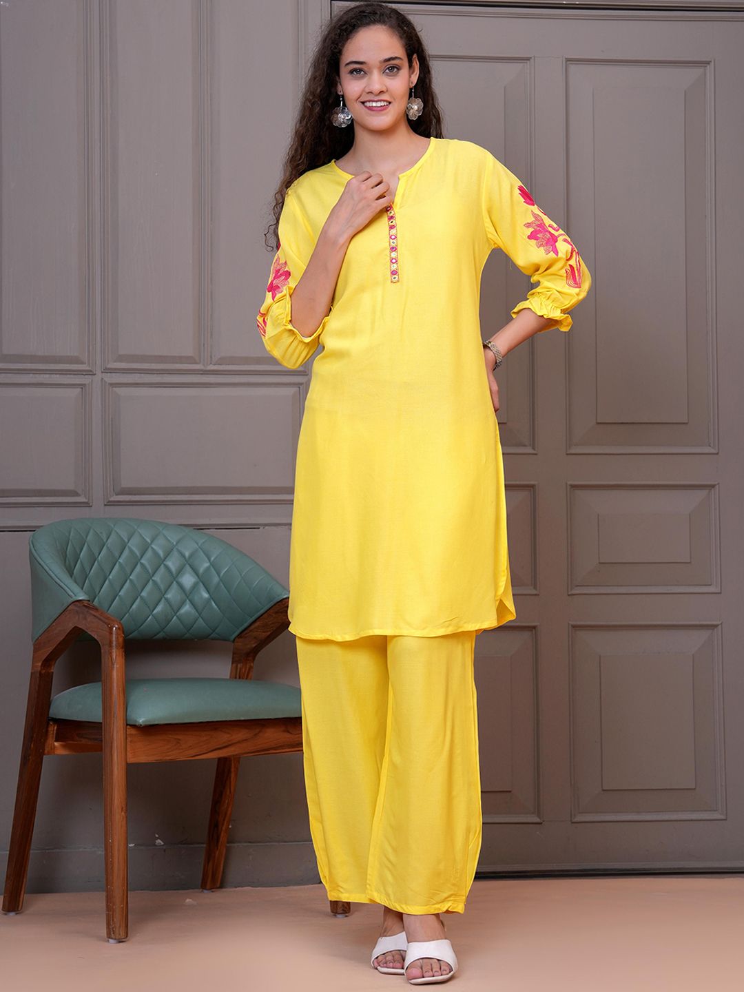 OH MI DIOS Floral Embroidered Notch Neck Thread Work Straight Kurta With Trousers
