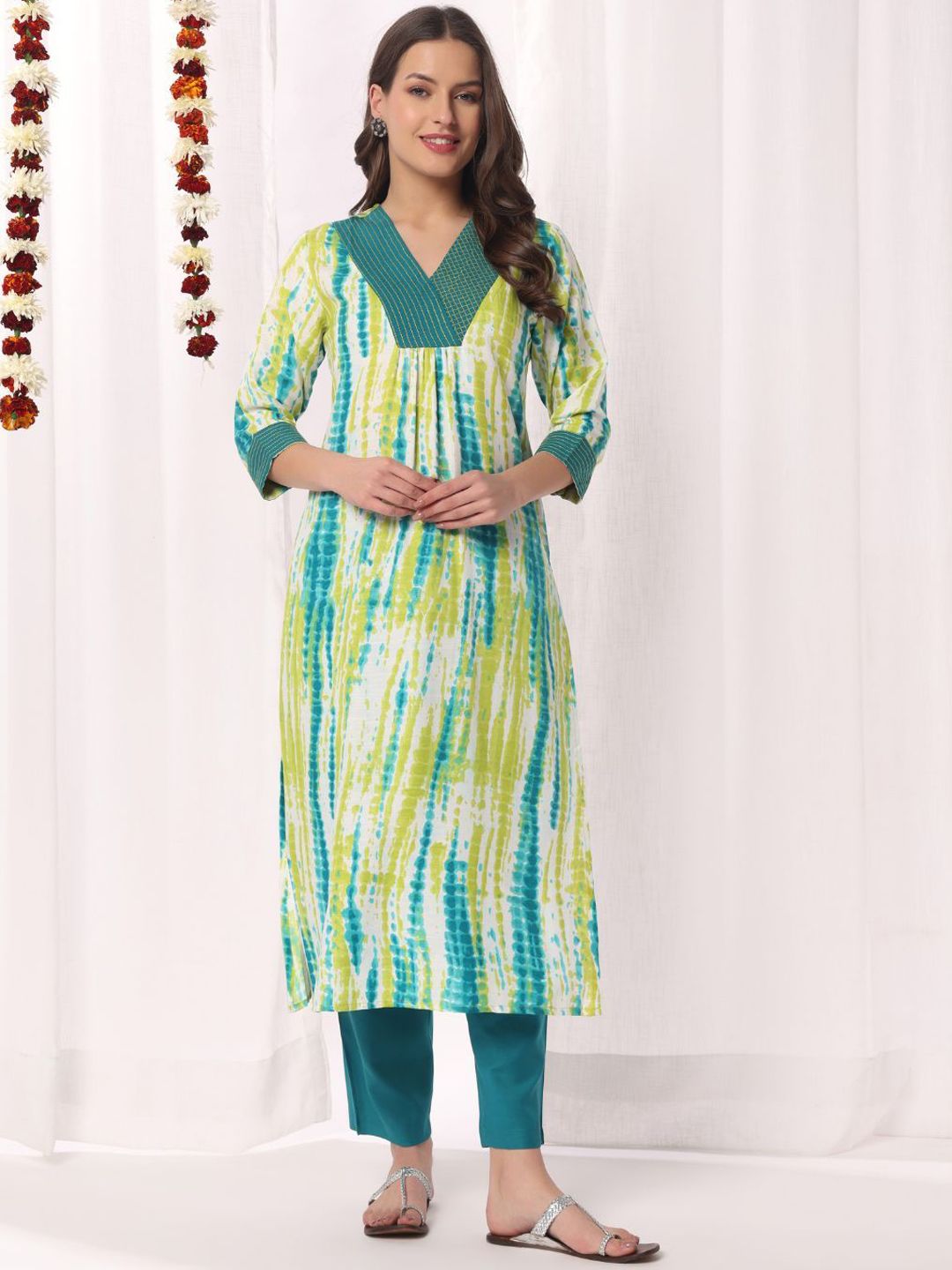 DRESOUL Abstract Printed V-Neck Tunic With Trousers-picture-24