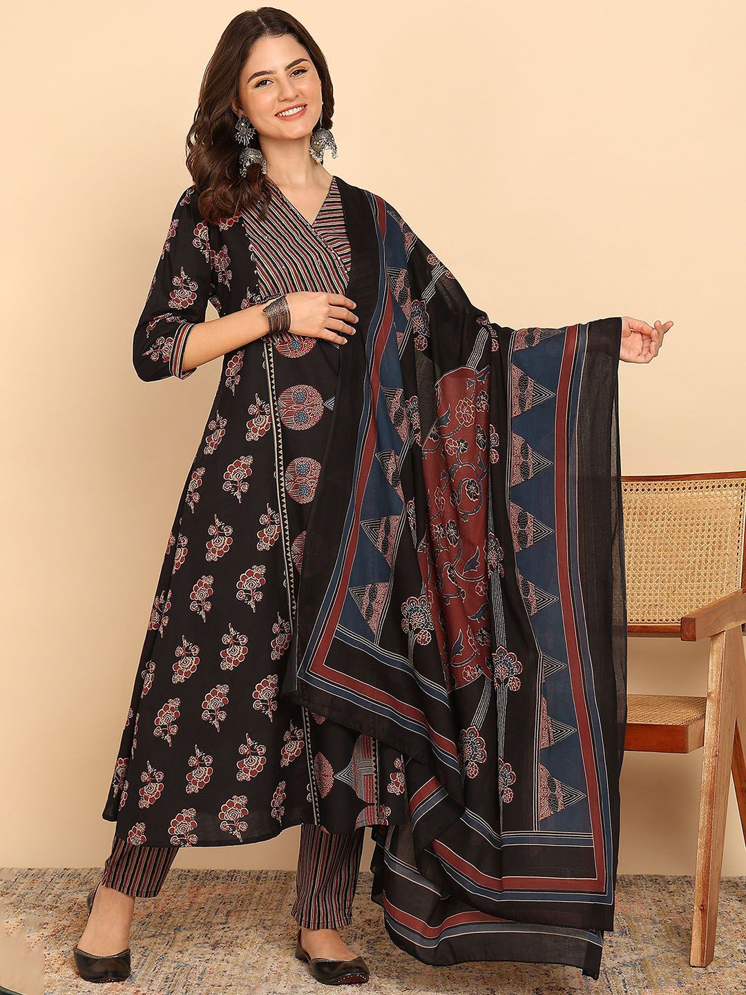 Vbuyz Women Floral Printed Cotton Kurta with Palazzo & Dupatta