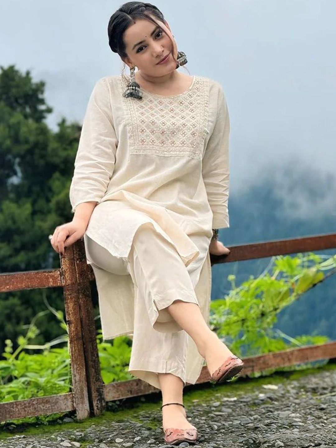 SANTOPERA DESIGNER Women Floral Embroidered Kurta with Trousers