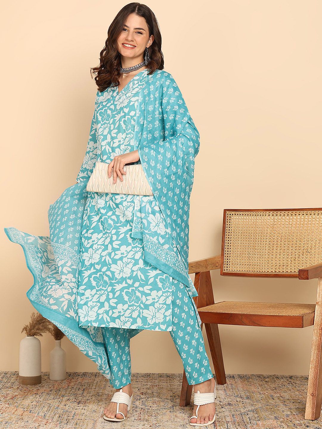 Vbuyz Women Floral Printed Cotton Kurta with Trousers & Dupatta