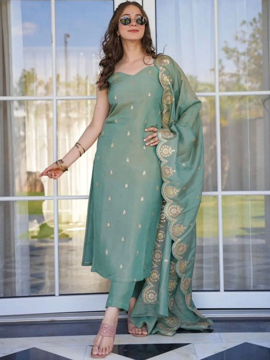 Navlik Women Floral Embroidered Kurta with Trousers & Dupatta