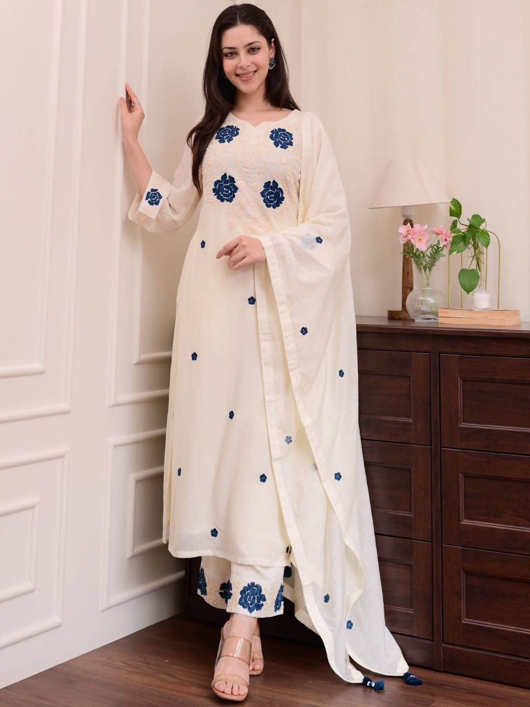 JAPNAAM Women Floral Embroidered Kurta with Palazzo & Dupatta