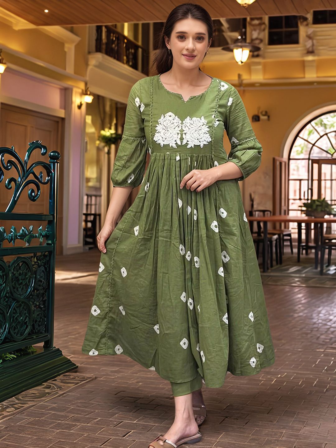 Aaghnya Women Floral Embroidered Kurta with Trousers