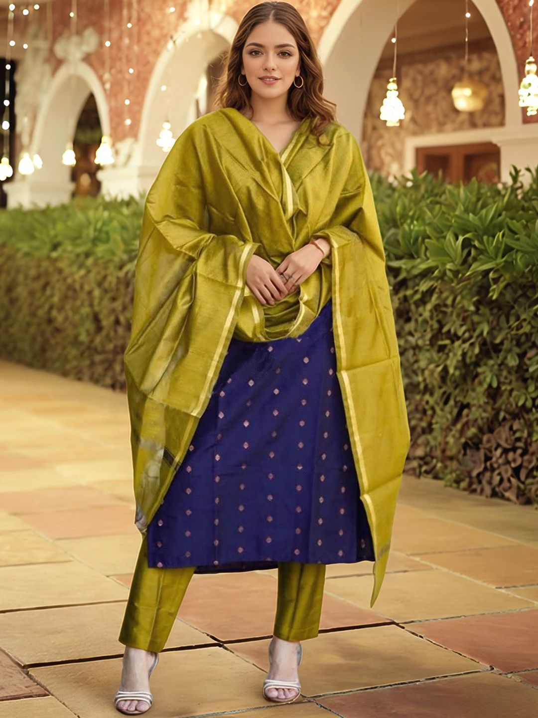 Aaghnya Women Woven Design Woven Design Kurta with Trousers & Dupatta