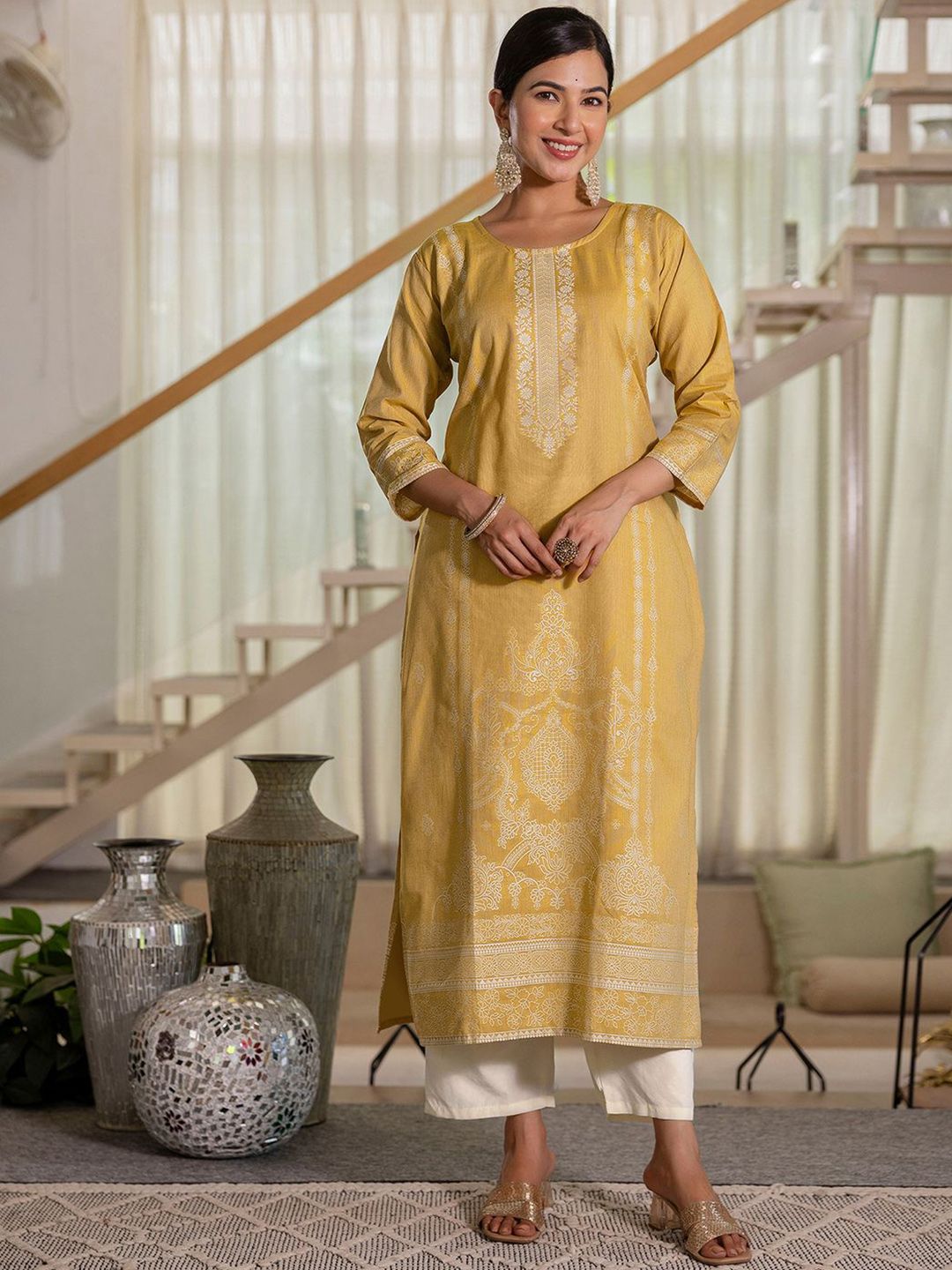 Sanisa Set Kurta dritto da donna con ricamo in sequenza di seta con