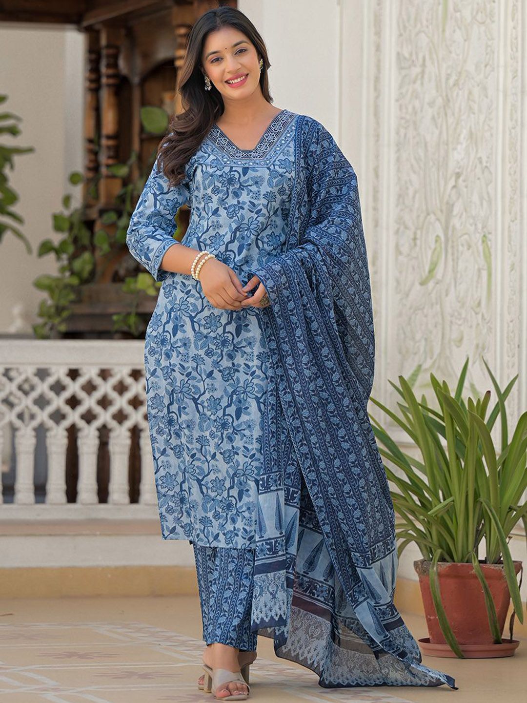 AARDRAA Women Floral Printed Cotton Kurta with Trousers & Dupatta