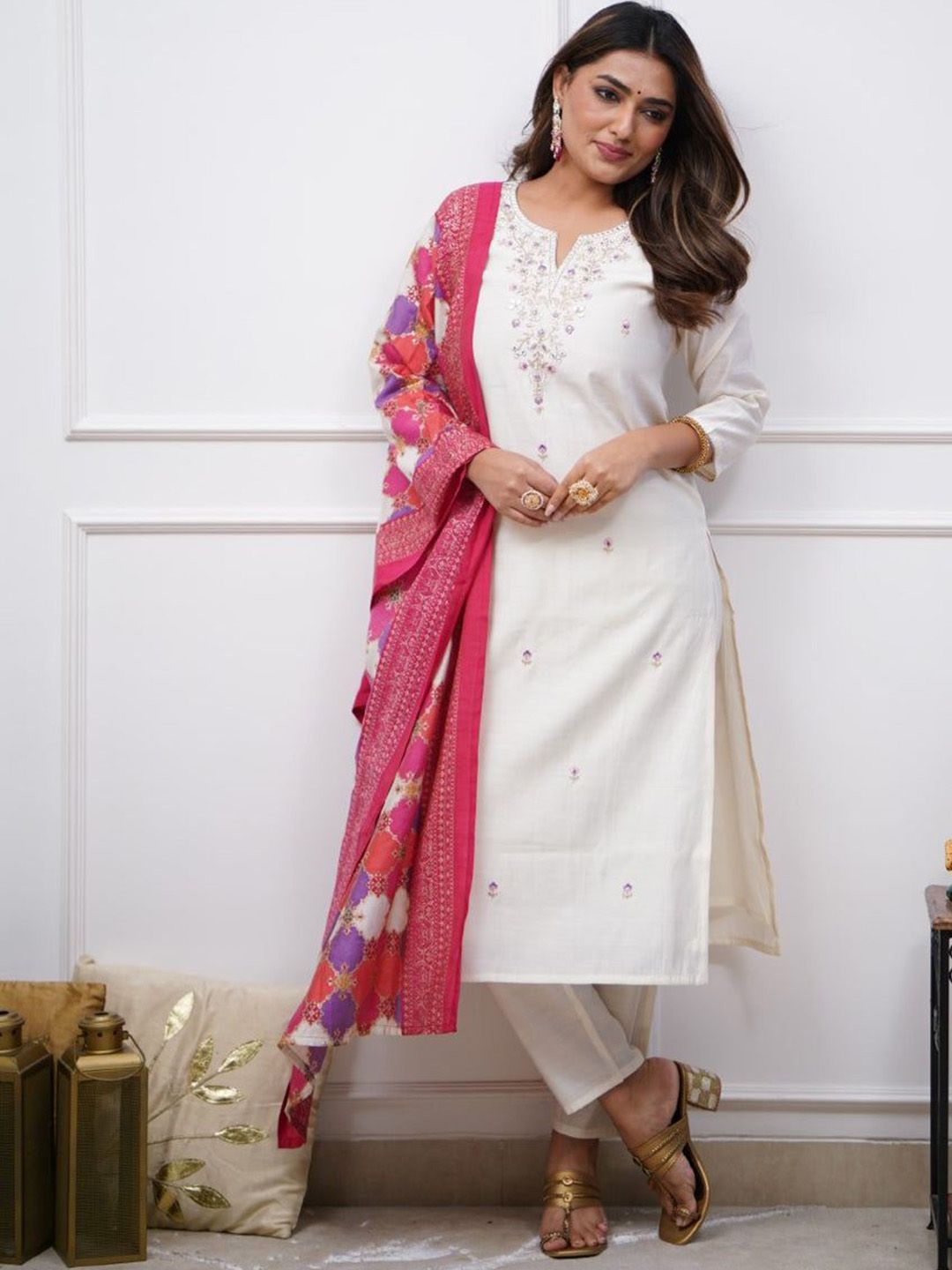 BE IN TEXO FAB Women Floral Embroidered Regular Kurta & Trousers With Printed Dupatta