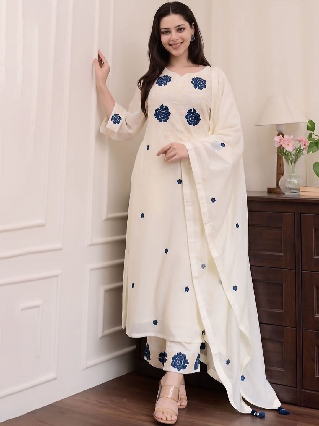 SHREE LAXMINARAYAN EXPORT Floral Embroidered Thread Work Kurta With Trousers & Dupatta