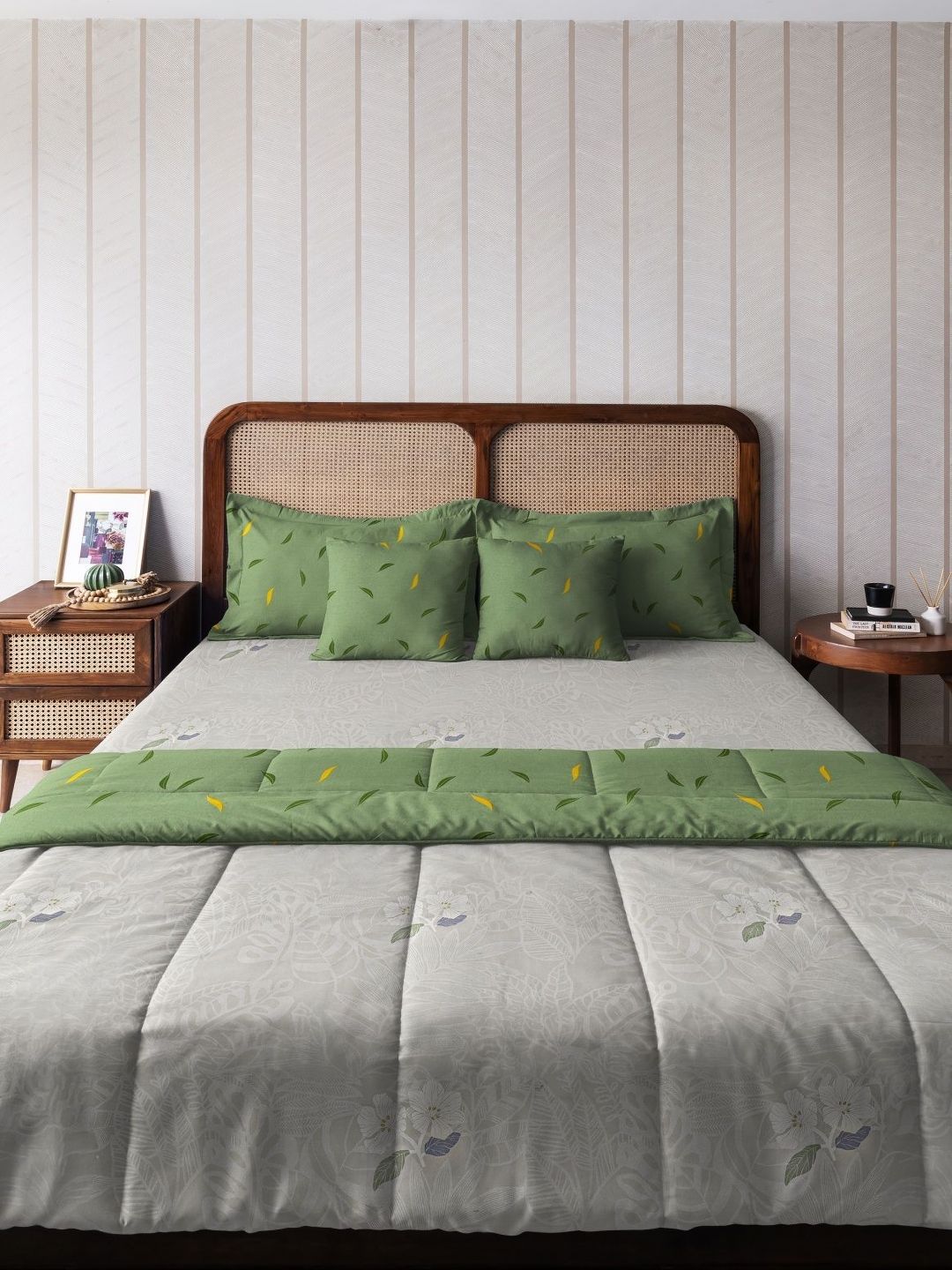 The Happy Pod Off White & Green Floral Microfiber AC Room 150 GSM Double Bed Comforter-image-29