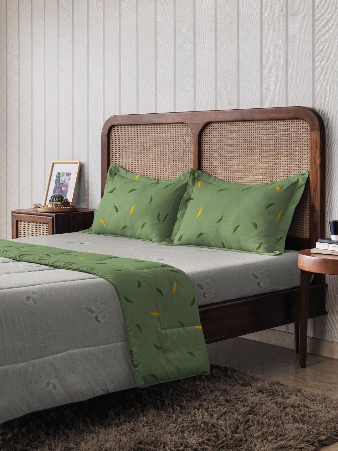 The Happy Pod Off White & Green Microfiber Queen Bedsheet & Comforter with 2 Pillow Covers-picture-31