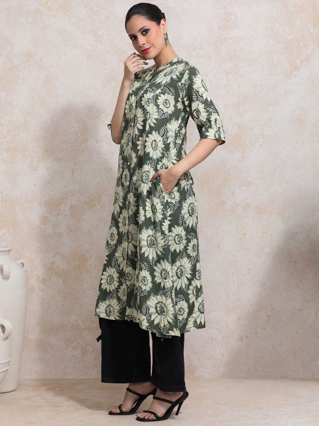 Women Pastel Green  Floral Printed Printed Kurta With Mandarin Collar & Three Quarters Sleeves main image 1