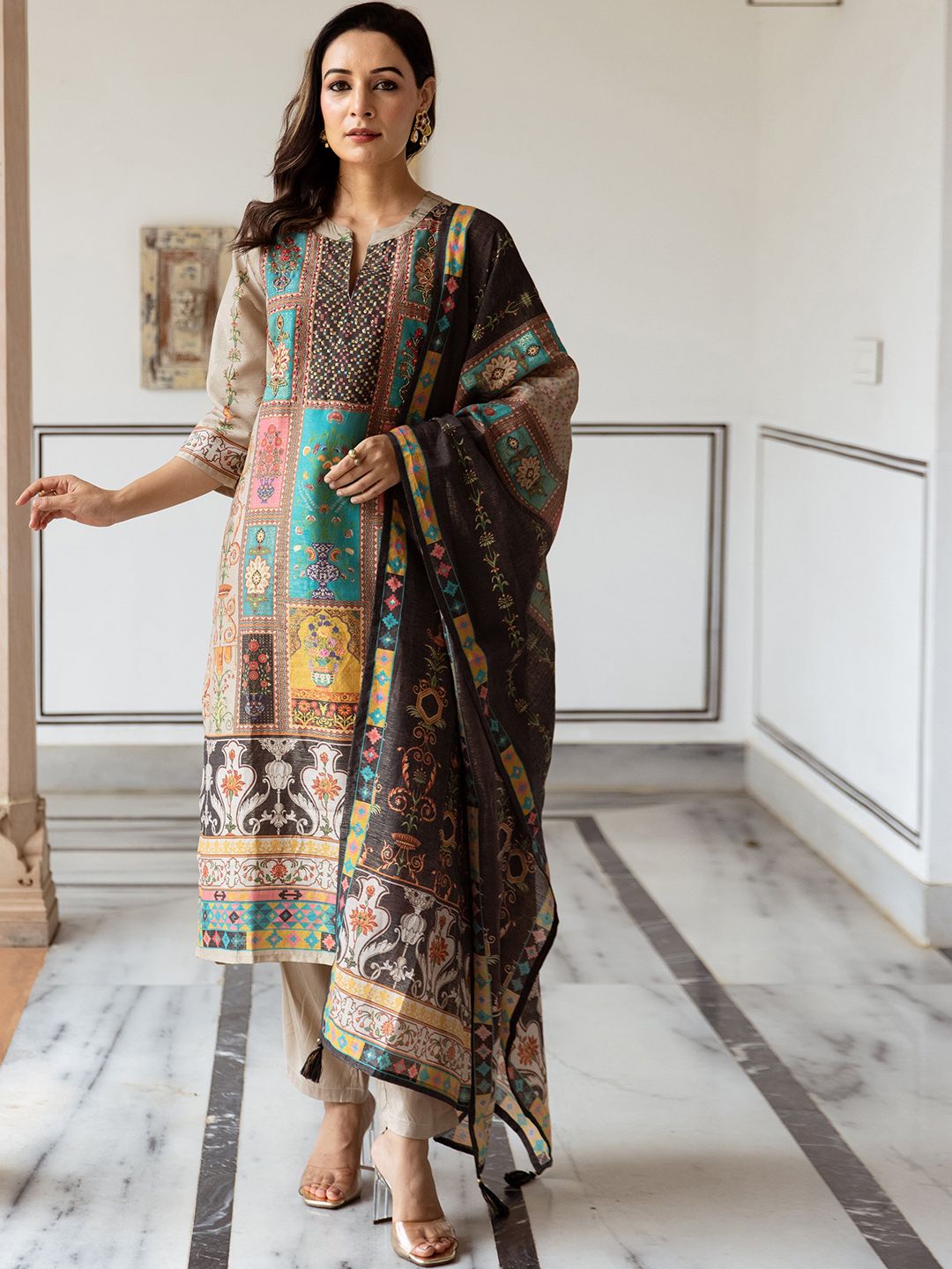 Mauve Mandarin Collar Ethnic Motifs Kurta with Trousers