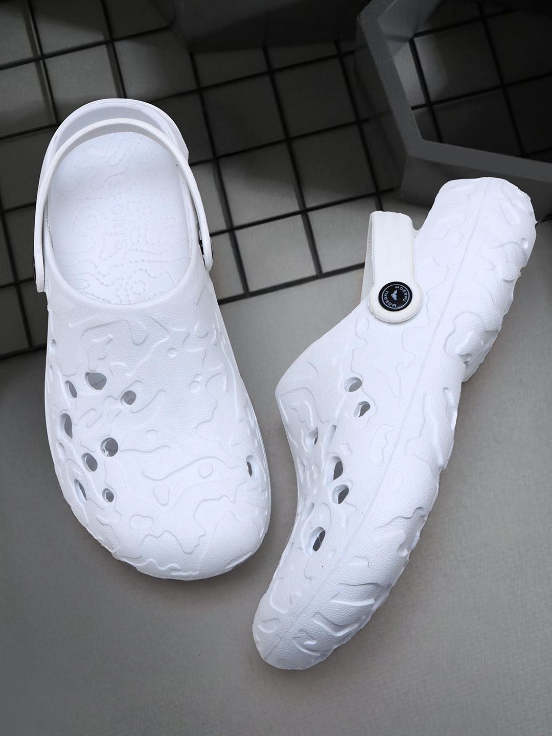 SHUAN Men Colourblocked Clogs-picture-10