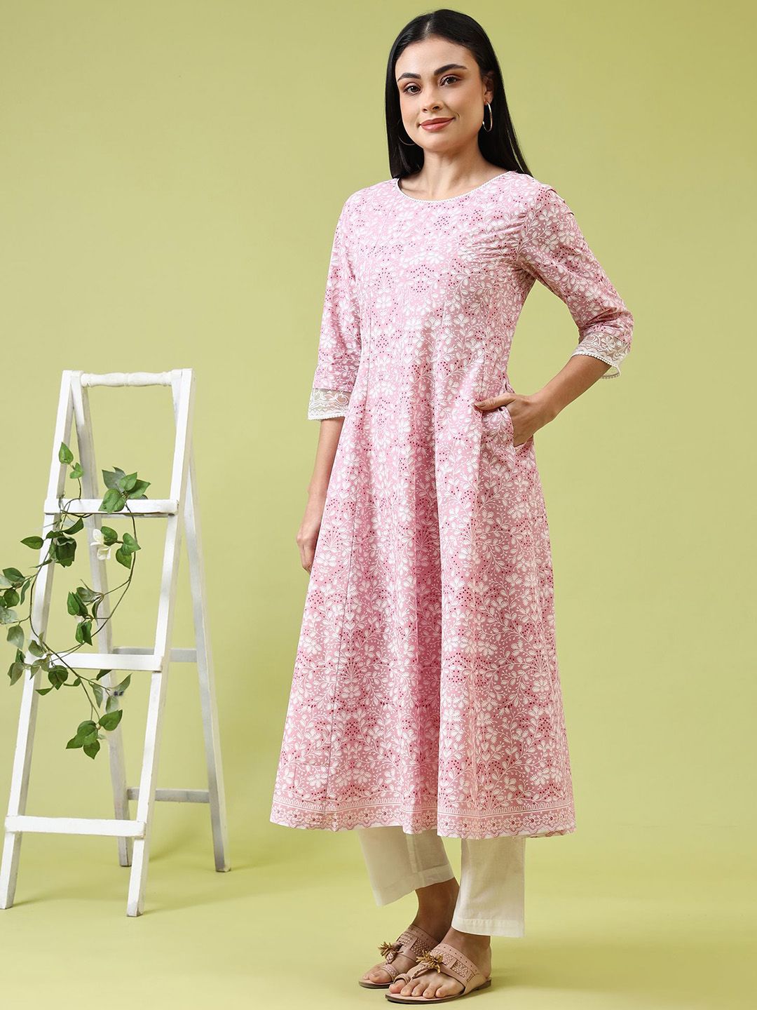 Women Cotton Black Floral Print Kurta With Trouser
