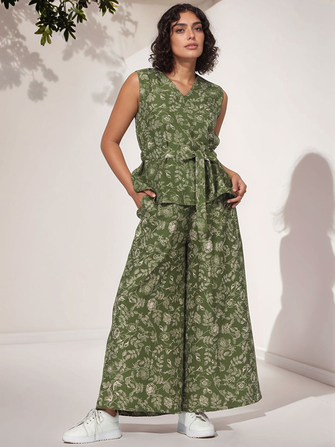 DressBerry Floral Printed V-Neck Top & Palazzos With Waist Belt Co-Ords-picture-27