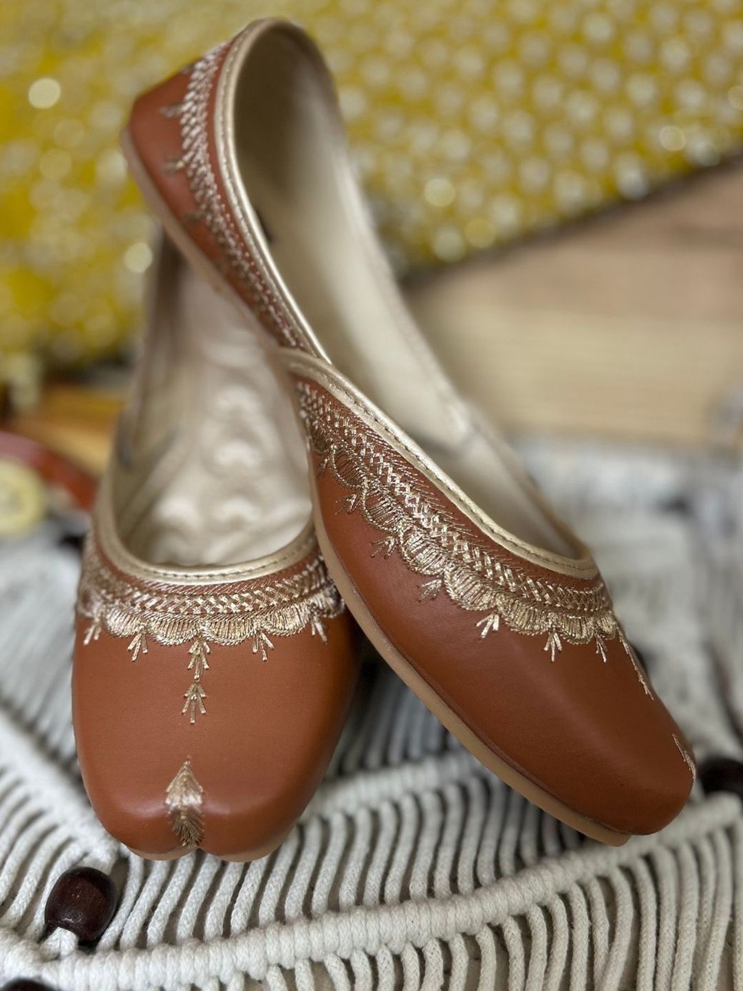 DESI COLOUR Women Embellished Ethnic Mojaris Flats-picture-29