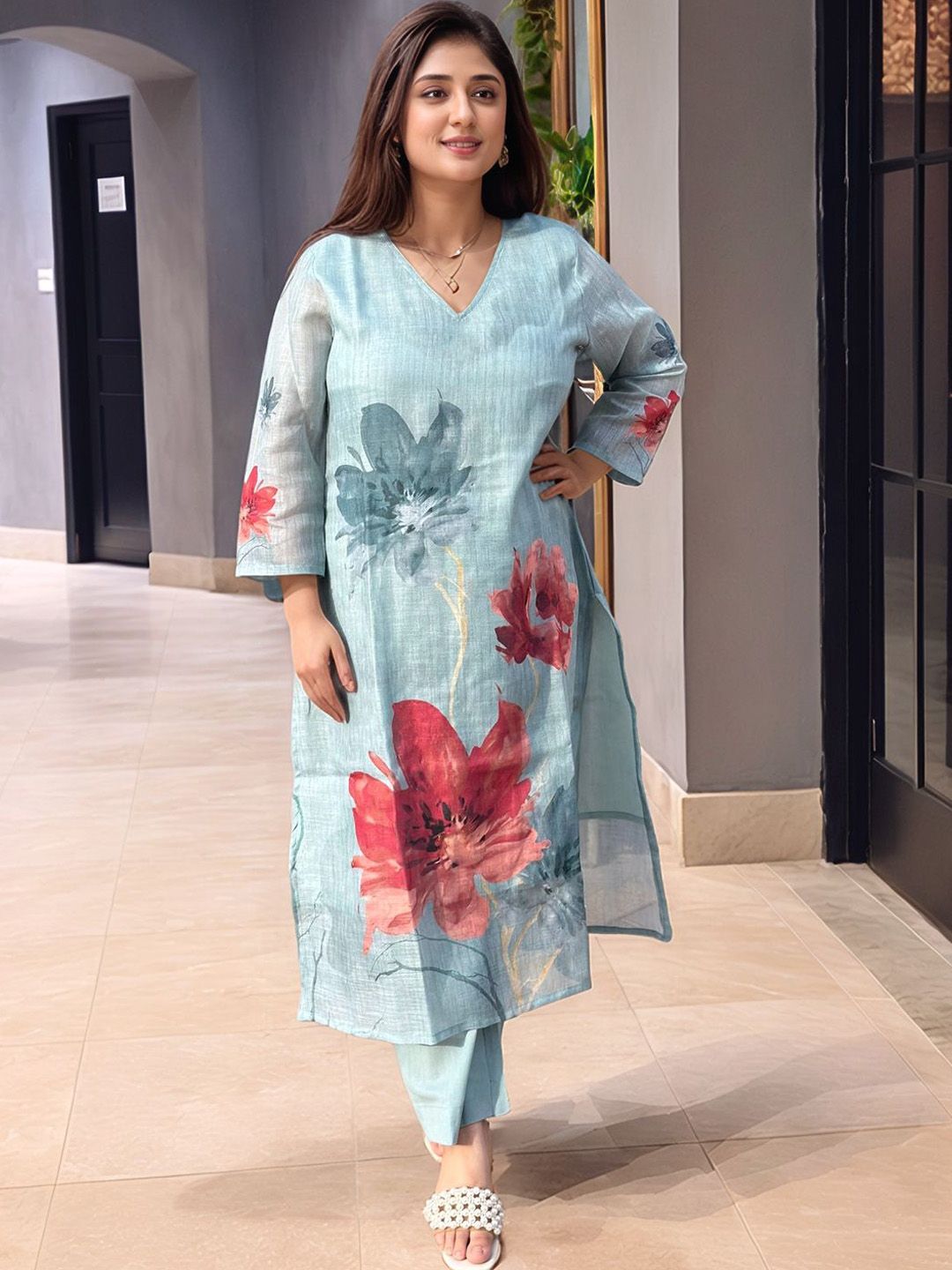 Aaghnya Floral Printed V-Neck Straight Kurta With Trousers