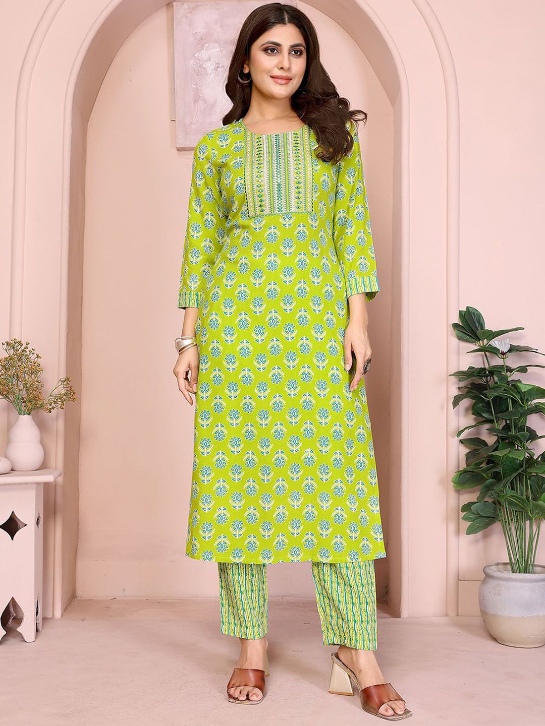 Rangita Floral Printed Thread Work Kurta With Trouser