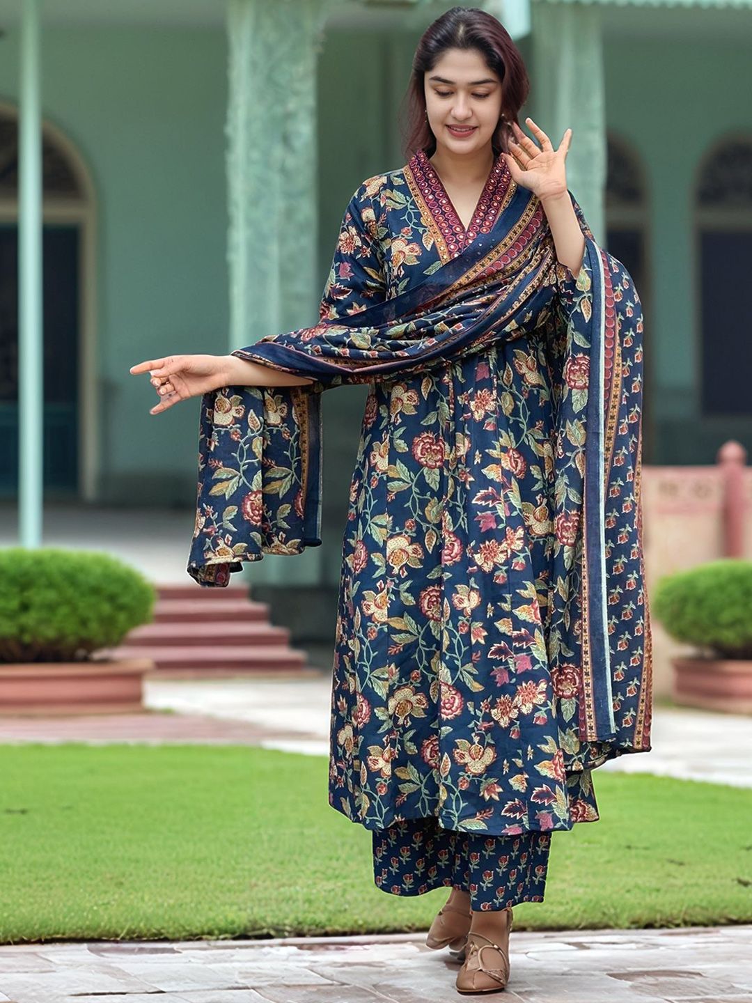 Aaghnya Women Floral Printed Kurta with Palazzos & Dupatta