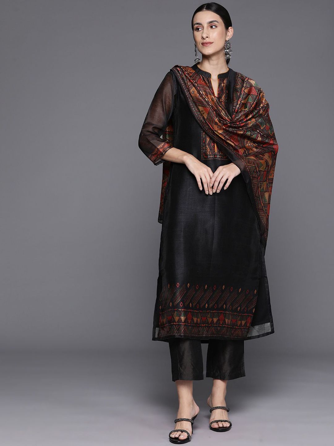 Varanga Women Geometric Printed Mandarin Collar Regular Kurta & Trousers With Dupatta