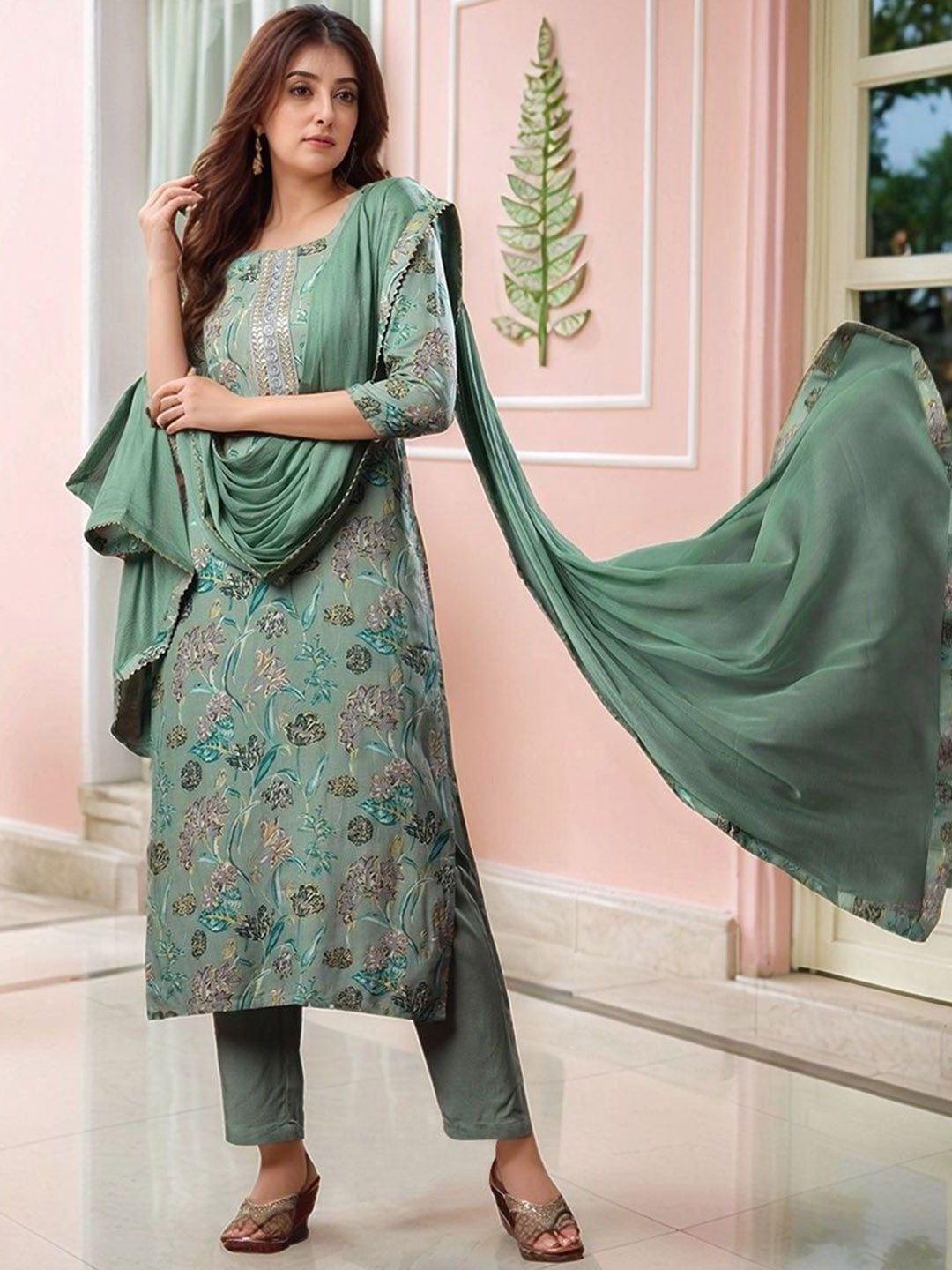 Aaghnya Women Floral Printed Kurta with Trousers & Dupatta